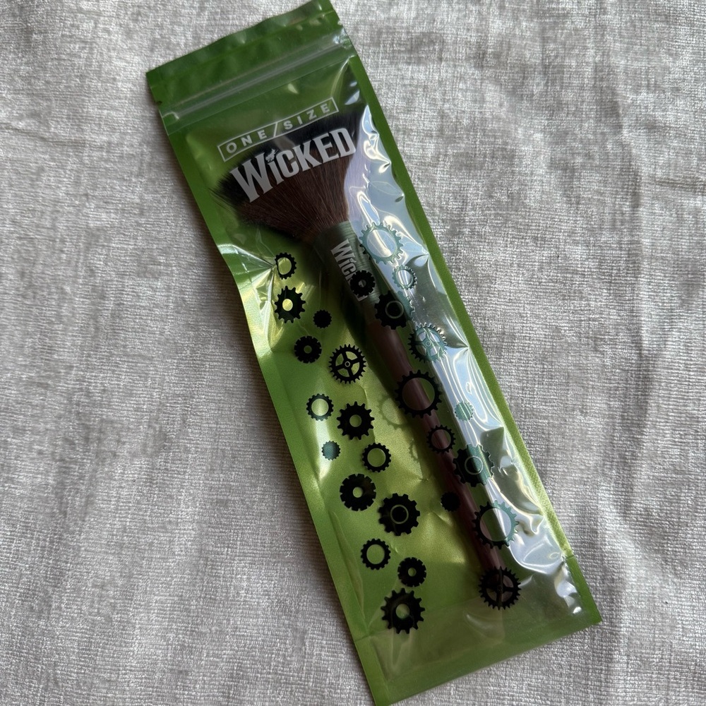 Wicked 🧹 Broom One Size Brown Broomstick Makeup Brush 🧹